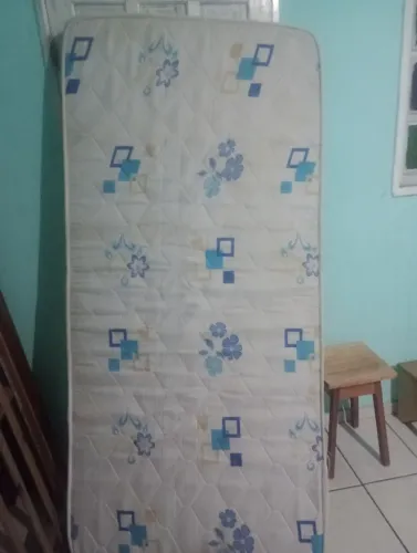 Colchão de solteiro D33 semi novo 249,00
