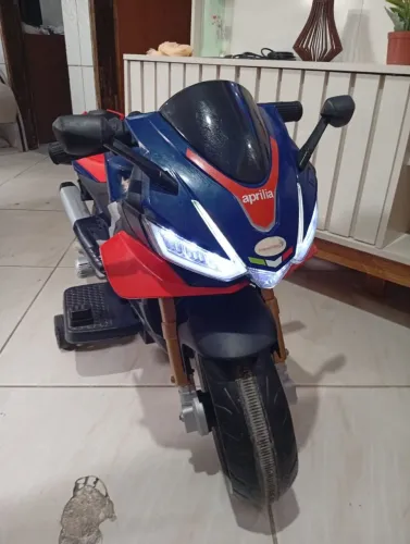 Moto elétrica infantil,semi nova em ótimo estado de conservação