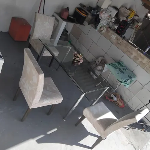 Mesa de vidro com 3 cadeiras semi novo