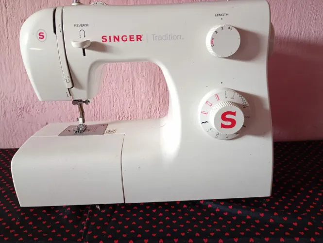 2 máquinas de costuras com defeito