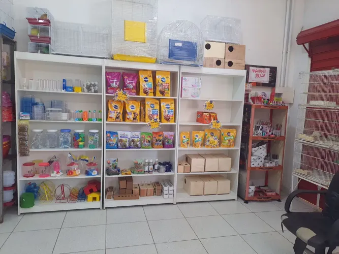 Vendo três prateleiras de madeira branca