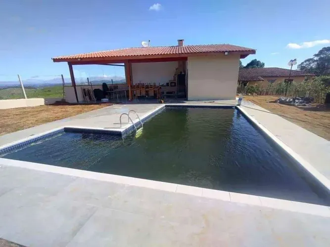 Cabe uma piscina, um canil para o cachorro e um gramado para os pequenos
