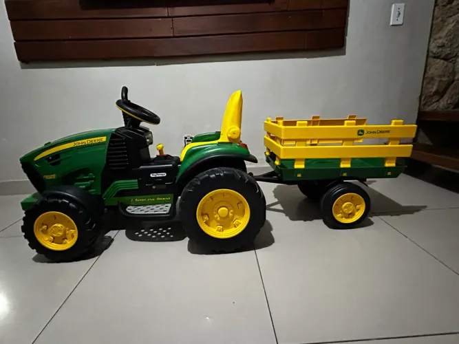 Trator de brinquedo John Deere