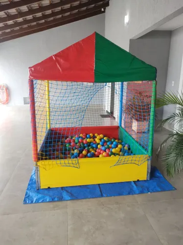 Piscina de bolinhas reforçada 1,50m por 1,50m de encaixe, ótima para locação.