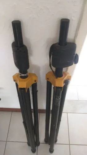 Suporte tripé Hércules pra caixa alta PA