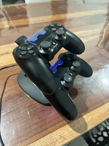PS4 Slim 1TB - 10 jogos - 3 controles 