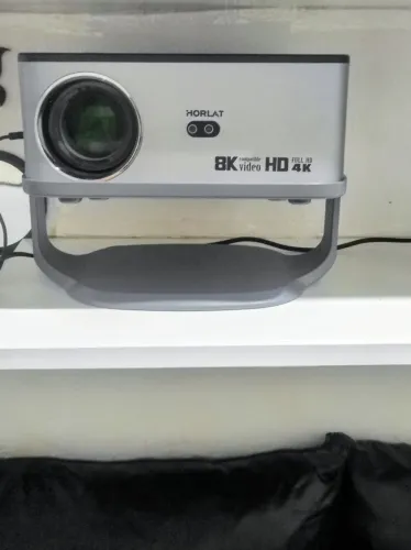 Projetor Full HD Horlat T09 Projeção até 300 Polegadas Foco Automático/ Cinema em casa