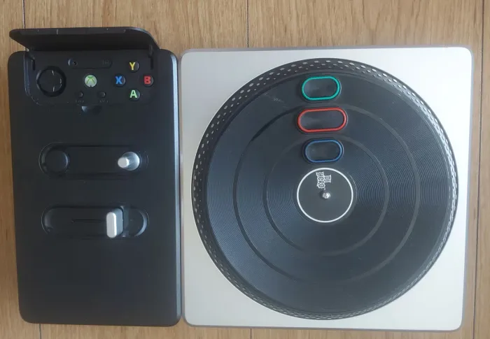 Controlador sem fio de mesa/pick-up (turntable) DJ Hero para o console Xbox 36