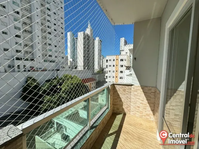 Locação anual: Apartamento com 2 quartos, sacada e vaga de garagem