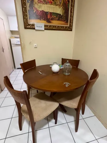 Mesa de madeira com 4 cadeiras
