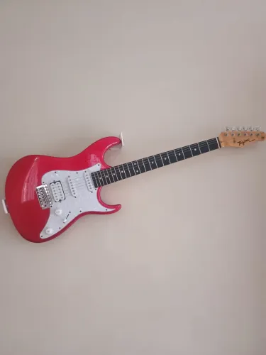 Guitarra Stratocaster Tagima TG-520