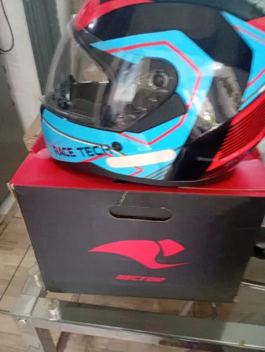 Capacete novo na caixa