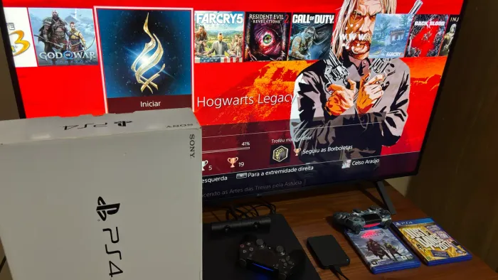 PS4 Slim/Pro + 2 Controle Excelente Estado e Funcionando Perfeitamente