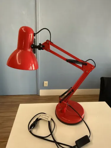 luminária de mesa articulada tok&stok vermelha