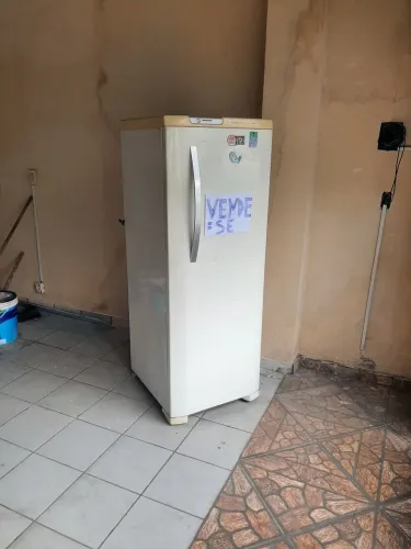 Vende se uma geladeira 
