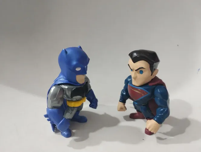 Miniatura Batman e super man de ferro 