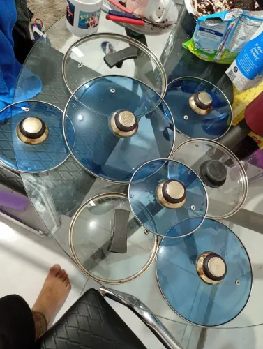 Vendo jogo com oito tampas em vidro valor r$ 100, ZAP *