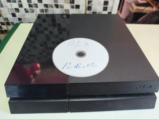 Ps4 fat 1tb desbloqueado .. (não faço pagamento Pele OLX)