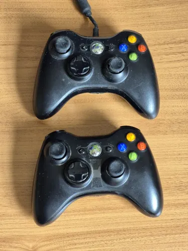 2 Controles Xbox um genérico e outro original