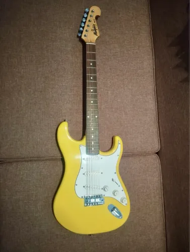 Guitarra Amarela