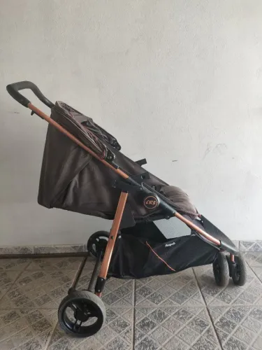 Vendo carrinhos de bebê e berço infantil com gavetas rosa