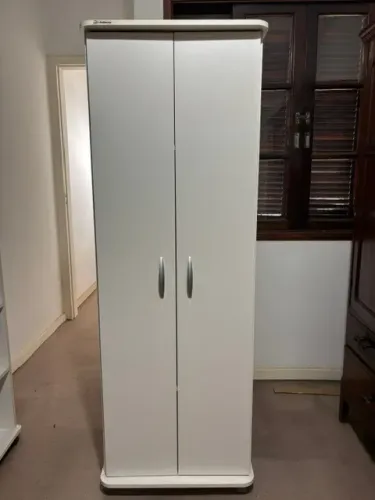 Armário 2 portas, 9 divisões c/rodinhas