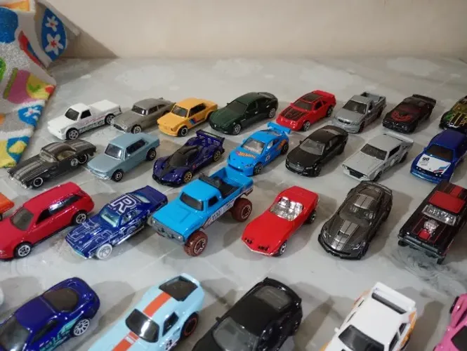 Miniaturas de carro hot Wheels e Matchbox variados - preço unitário