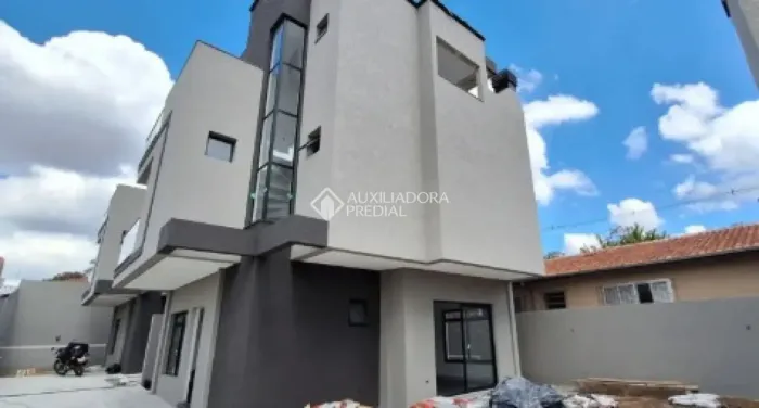 Sobrado Triplex em condomínio no Novo Mundo