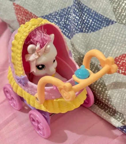 My little pony newborn cuties sweetie belle com carrinho