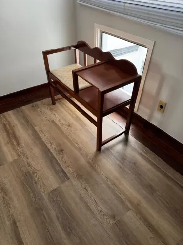 Banco em madeira com mesa acoplada, perfeito.