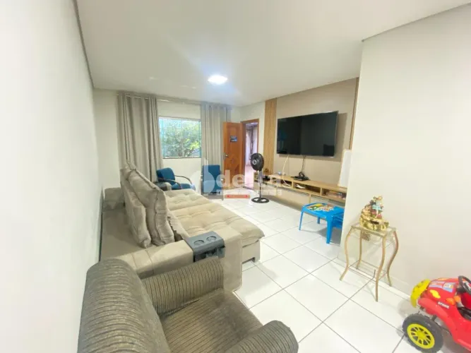 Casa residencial com 3 Quartos disponível para venda e locação no bairro Santa Luzia em Ub