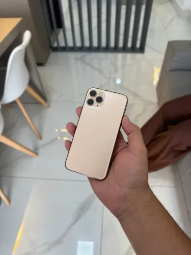 IPHONE 11 PRO 64 GIGAS DETALHE NA TELA.