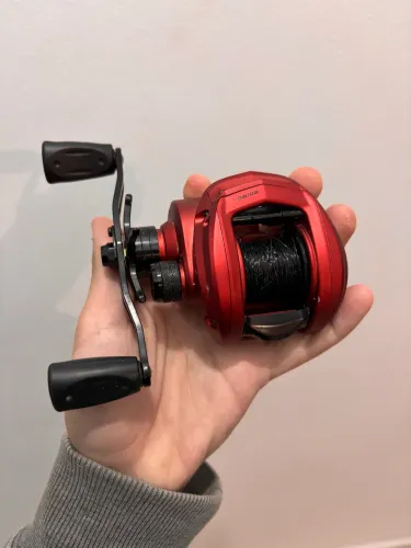 Carretilha Redx Bg Maruri Big Game 0.30mm-200m P/ Pesqueiros Cor Vermelho Lado Esquerdo