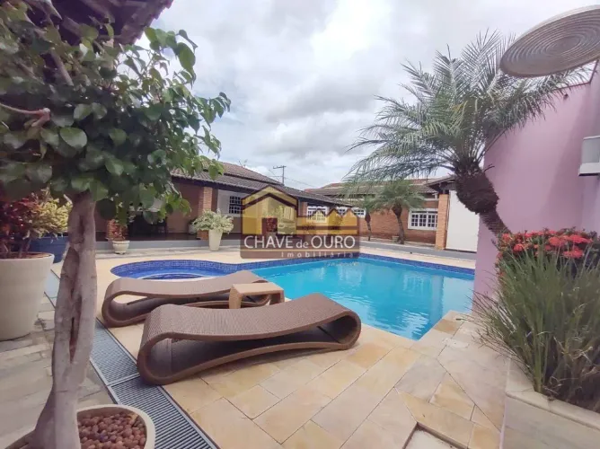 Casa à venda com 4 quartos próxima à Uniube e ao aeroporto de Uberaba.