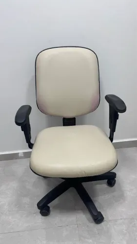 Cadeira giratória para escritório.