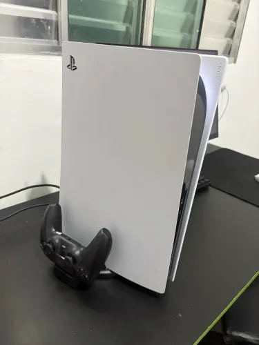 PS5 FAT COM LEITOR E 2 CONTROLES