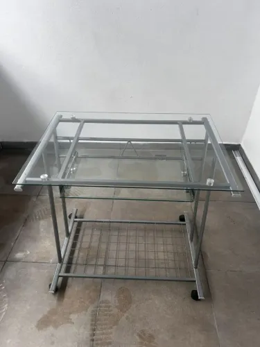 Escrivaninha para computador em vidro