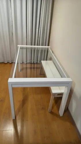 Mesa de jantar 6 lugares, com duas cadeiras e um banco - em bom estado