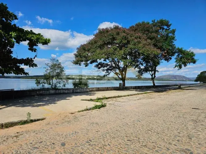 Terreno à Venda com 1.200 m² no Lago das Roseiras em Carmo do Cajuru MG.
