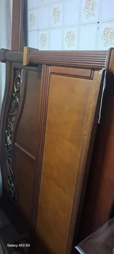 Cama de madeira maciça. Queen