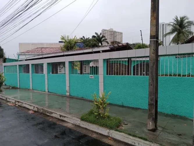 Vendo casa localizada em Recife