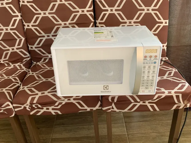 Micro-ondas 20 Litros Electrolux semi novo,
