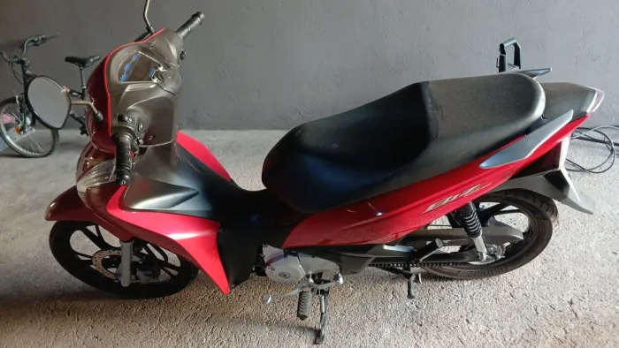 Vendo biz 125 2022 bem conservada baixíssima kilometrage apenas 11.700