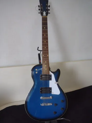 Guitarra Lespou Pou(ACREDITO SER)