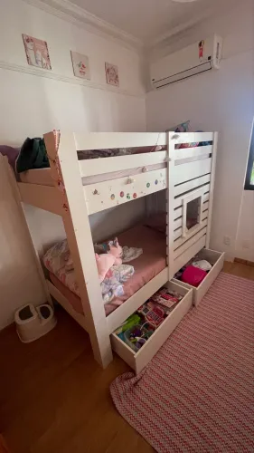 Cama beliche com gavetas 