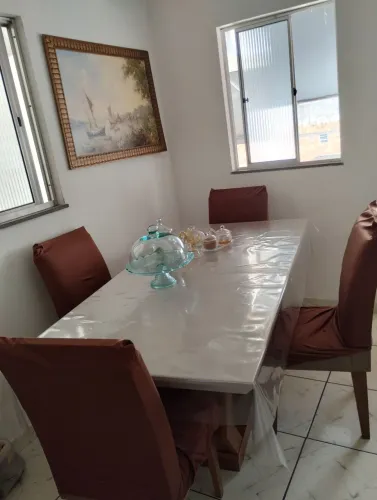 Mesa com vidro 1,80 com 4 cadeiras um ano e 5 meses de uso