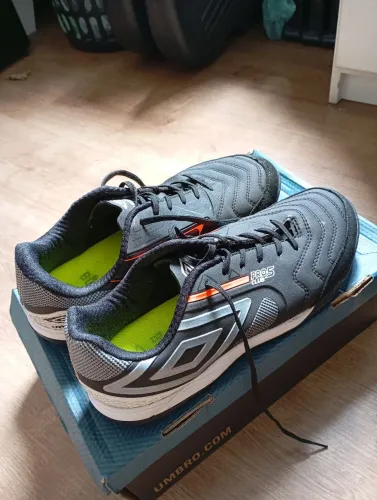 Chuteira society umbro pro 5