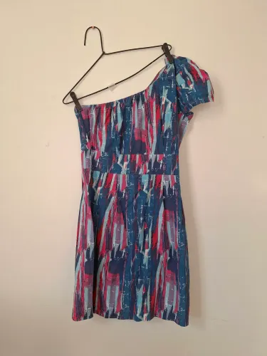 Vestido curto festa manga única estampado rosa e azul