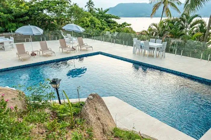 CASA NA PRAIA DE ILHABELA A VENDA | 9 DORMITORIOS | PISCINA E VISTA MAR