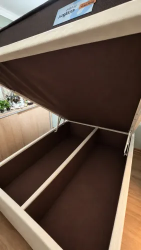 Cama de casal com baú em ótimas condições